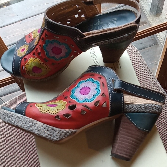 Red and Blue Wedge Shoes with Vibrant Design - Picture 4 of 10